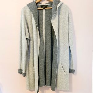 TAHARI 100% cashmere oversized sweater.